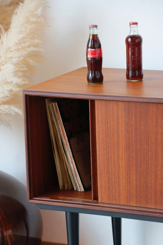 Image 1 of Mobiletto vintage in vinile con piano in teak (anni '60)