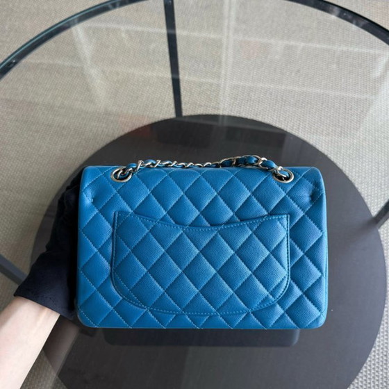Image 1 of Borsa Chanel Classic Flap Small - Pelle di vitello martellata trapuntata color caviale, blu, con finiture dorate, serie 30