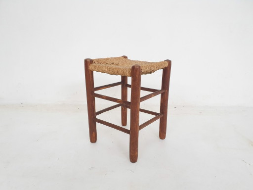 Taburete de madera de mediados de siglo con asiento de ratán