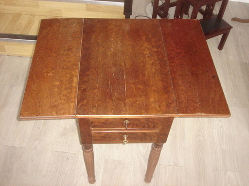 Klapptisch mit Nussbaumfurnier Anfang 20.