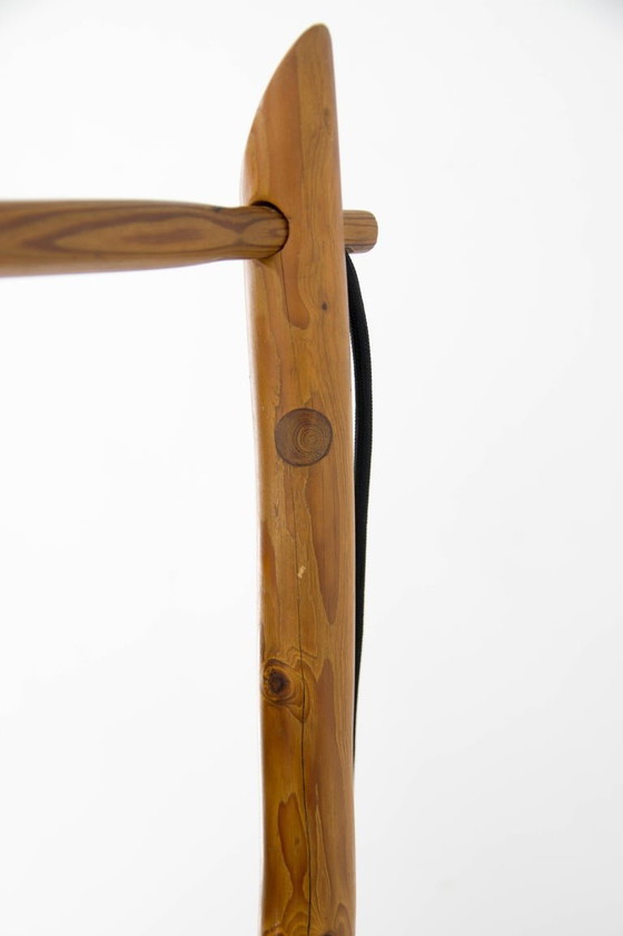 Image 1 of Skulpturale Stehlampe aus Holz und Furnier im Stil der Mid-Century-Moderne der 1960er Jahre.