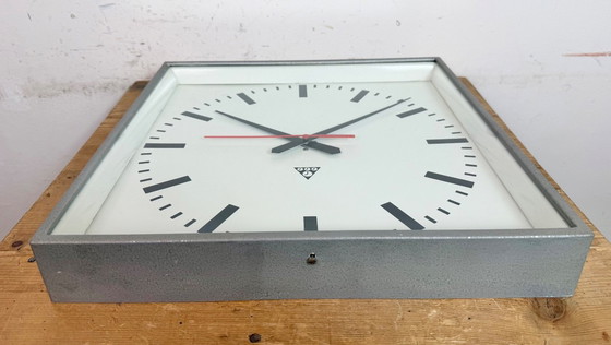 Image 1 of Reloj de pared cuadrado gris grande de Pragotron, años 70