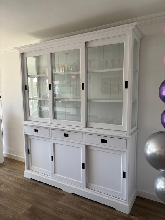 Weiße Holzvitrine mit Schiebetüren, Glas, Klassiek (Foto 3 von 12)