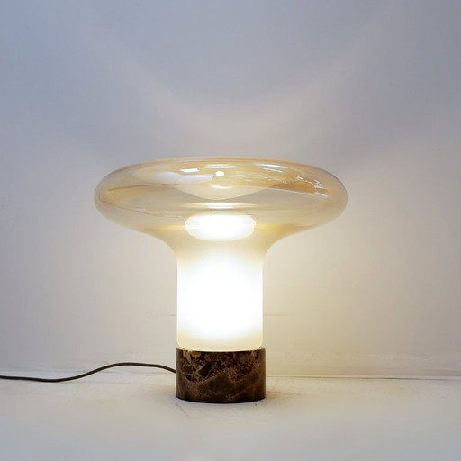 Lámpara de mesa con forma de seta, con base de mármol y pantalla de cristal opalino.