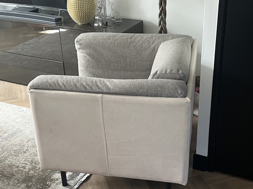 Sillón de salón de diseño italiano de alta gama.