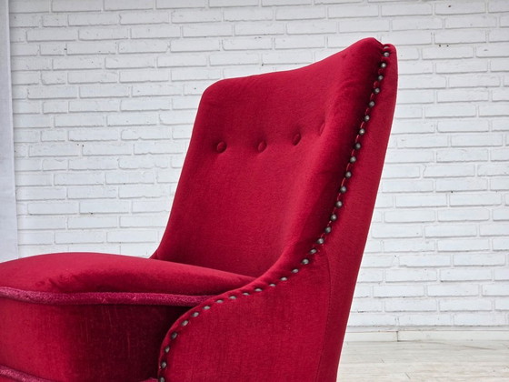 Image 1 of Fauteuil danois des années 1960, revêtement d'origine en velours rouge, pieds en bois de hêtre.