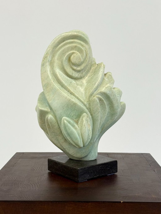 Sculpture en pierre naturelle verte sur socle en marbre