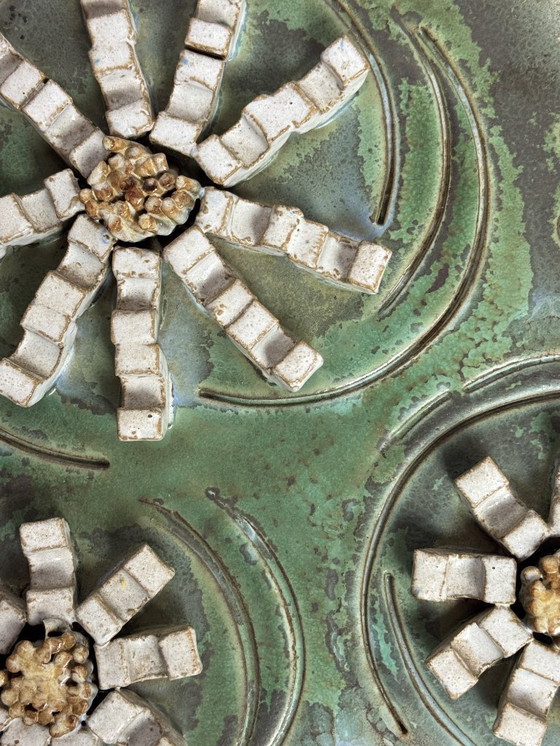 Image 1 of Piastrella da parete in ceramica vintage con tre fiori bianchi su pannello di legno, anni '60