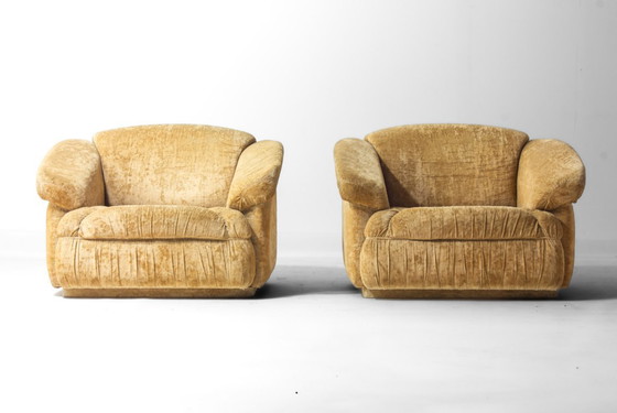 Image 1 of Een paar Italiaanse loungestoelen in beige fluweel, jaren 70.