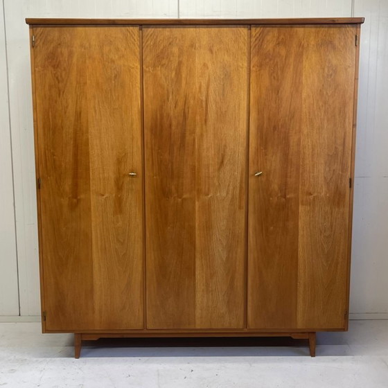 Image 1 of Armoire vintage élégante du milieu du siècle, à 3 portes, avec penderie et étagères, amovible