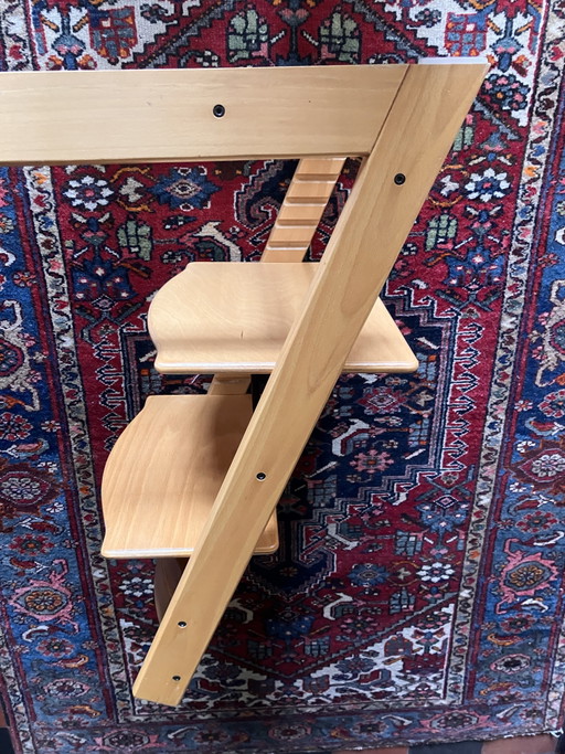 Iconico seggiolone Stokke con tutti gli accessori.