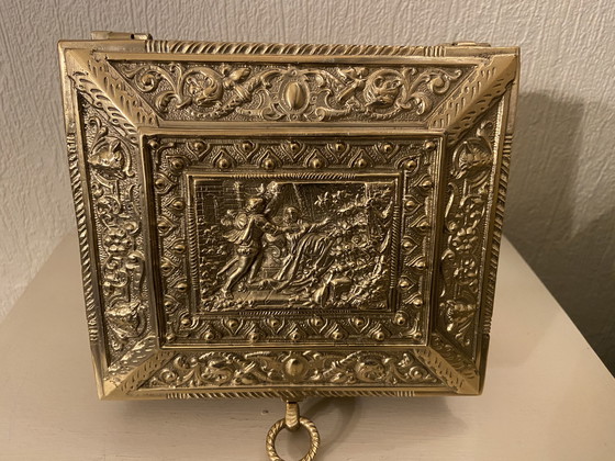 Image 1 of Sieraden- of sigarettendoosje van brons en messing met taferelen uit de Renaissance.