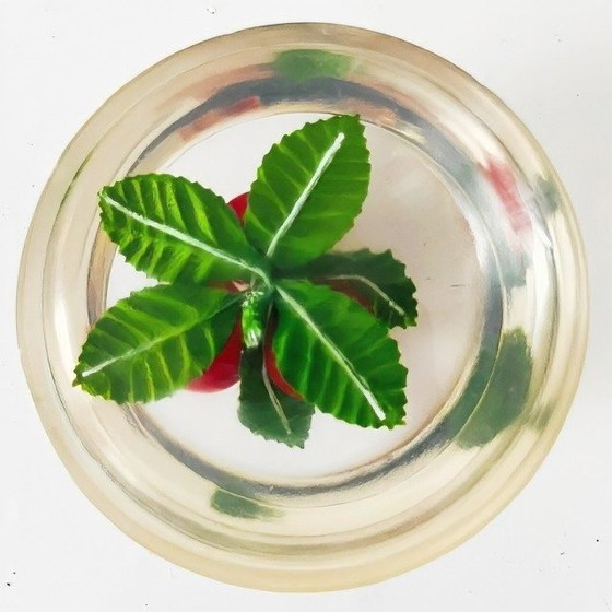 Image 1 of Fermacarte vintage in plexiglass con bacche e fiori, anni '70.