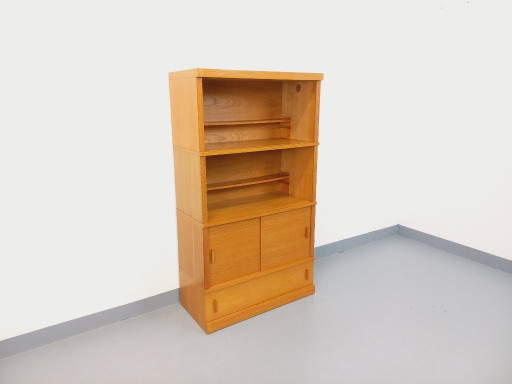 Librería antigua de madera de roble de la década de 1960.