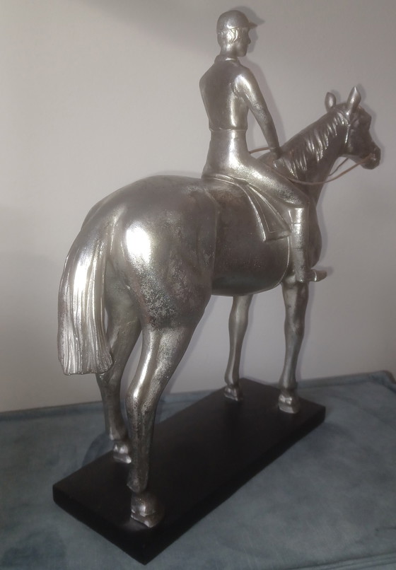 Image 1 of Grande statue décorative de jockey à cheval de couleur argentée