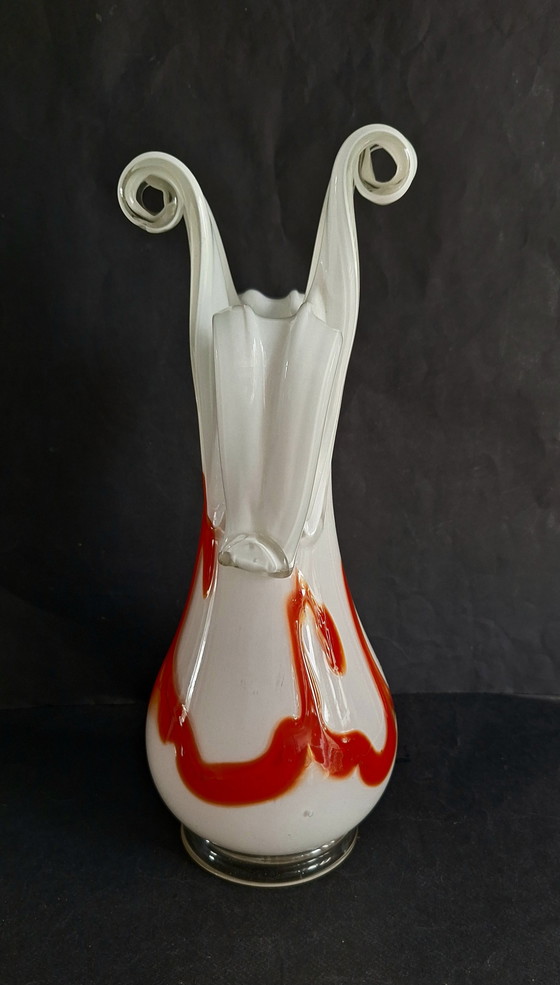 Image 1 of Grand vase en cristal Simais dans une forme d'art libre soufflé à la bouche et formé à la main. Verre de lait aux accents orangé