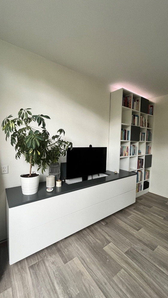 Image 1 of Parete attrezzata di design Interieurline con alzata per TV