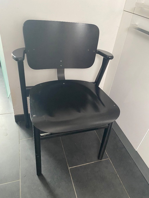 8 Domus stoelen van Artek, zwarte beits