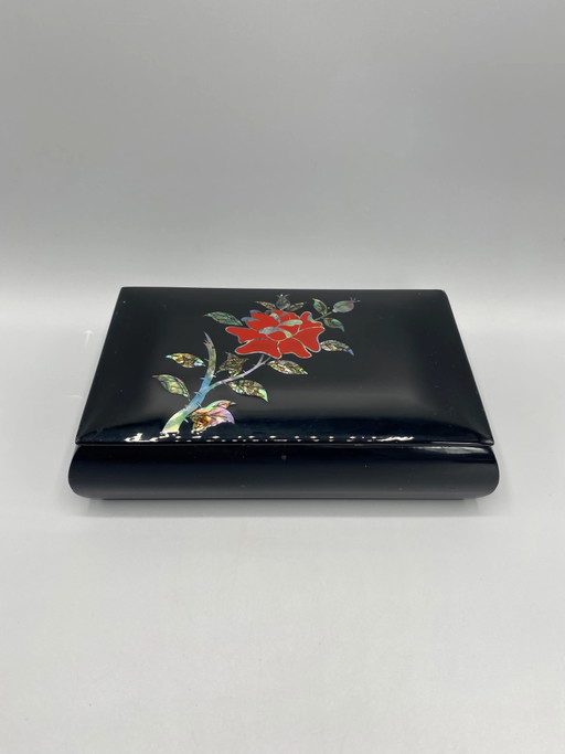 Boîte asiatique en laque noire et nacre avec décor de rose – années 1970-1980