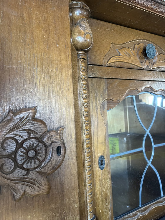 Image 1 of Antiek dressoir met glas in lood en houtsnijwerk
