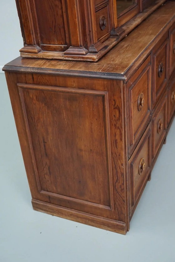 Image 1 of Grande mobile angolare antico tedesco da farmacia/vetrina in legno di pino silvestre, circa 1900.