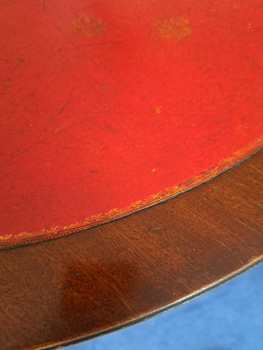 Runder Tisch im Vintage-Stil