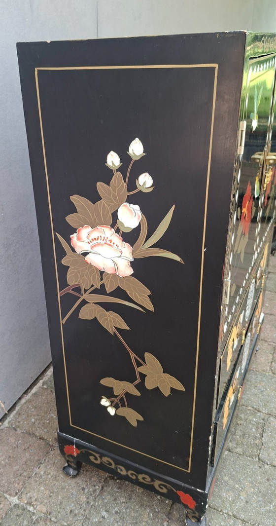 Vintage Chinese karakteristieke zwart gelakte kast. – Xian Arts & Crafts., Wandkast, Wood (photo 4 of 5)