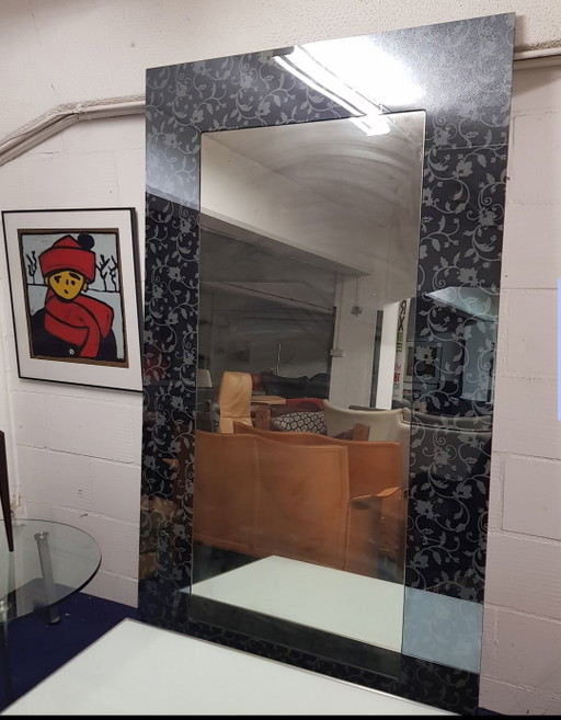 Espejo de pared XL con marco grabado