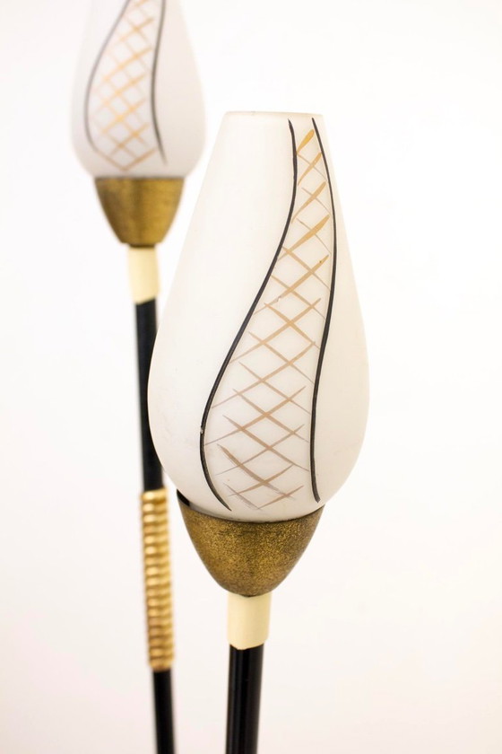 Image 1 of Lampada da terra a treppiede degli anni '50 con vetro opalino dipinto e ottone