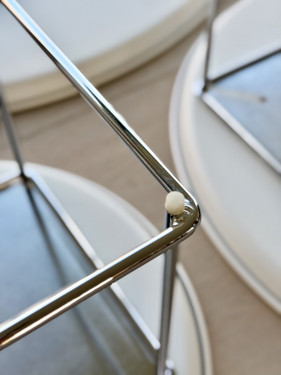 Image 1 of Trois tables d'appoint B&B Italia FAT FAT blanches avec cadre chromé