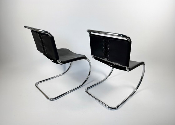 Image 1 of Een paar MR10 loungestoelen — Ludwig Mies van der Rohe, toegeschreven aan Knoll, ca. jaren 70