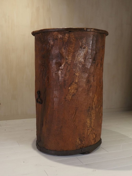 Image 1 of Cabinet d'art populaire primitif fabriqué à partir d'un vieux tronc d'arbre.