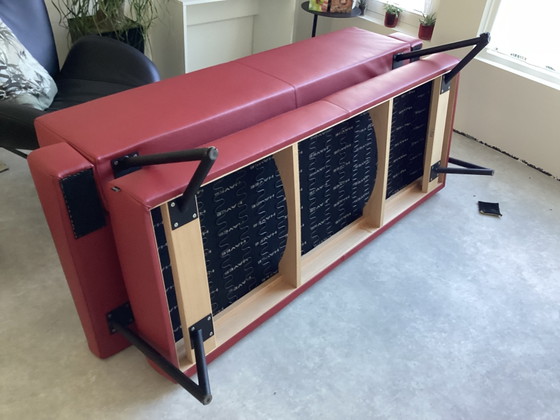 Image 1 of Sofa mit rotem Ledermantel.