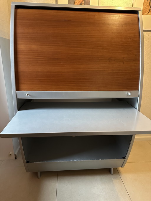 Rolltürschrank und Sekretär.