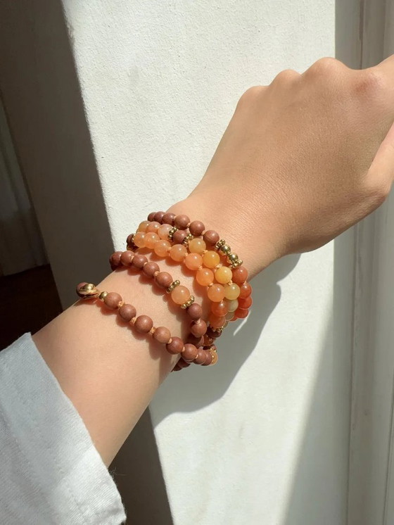 Image 1 of Aventurijn- en sandelhoutkralenketting met 18-karaats vergulde accenten.