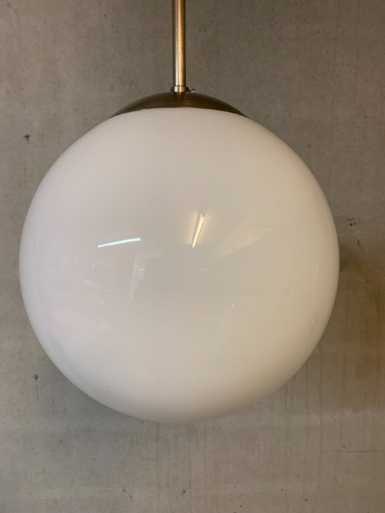 Image 1 of sfera bianca opalina lucida su pendolo in acciaio