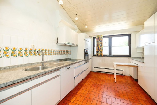 Vintage Einbauküche in Weiß mit Granit-Arbeitsplatte & Gaggenau, Miele, Neff