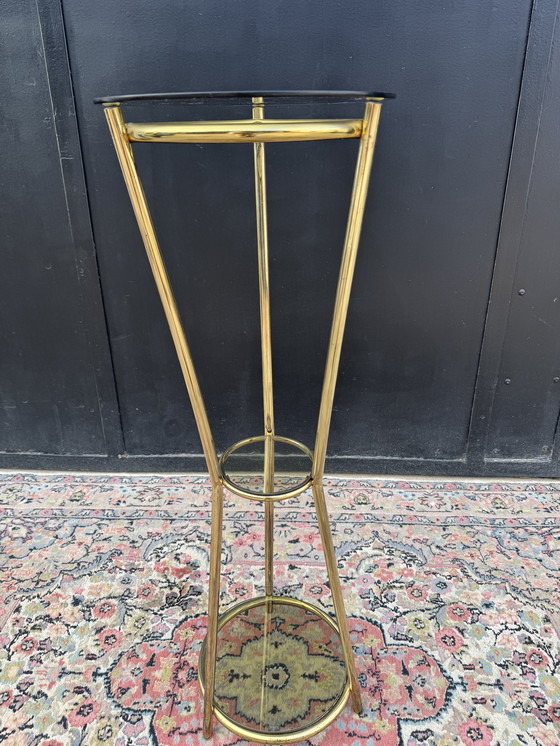 Image 1 of Mesa de pedestal trípode dorada de la década de 1970 con vidrio ahumado