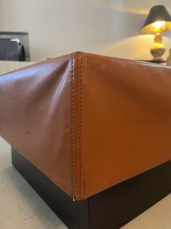 Image 1 of Mesa de centro de cuero color caramelo y cristal negro