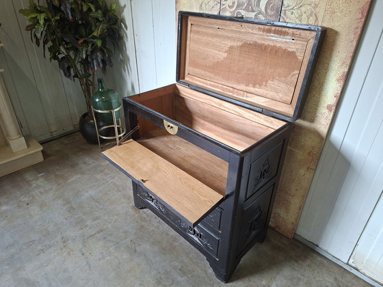 Image 1 of Antike chinesische Kommode mit Chinoiserie-Dekor, mit 2 Klappen und 3 Schubladen, Maße 91 x 46 cm und 79 cm hoch.