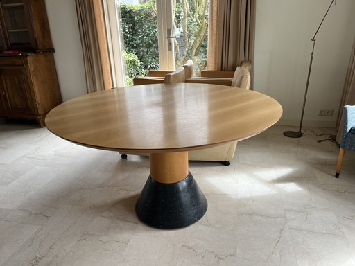 Arco balance tafel en 4 leren kuipstoelen 