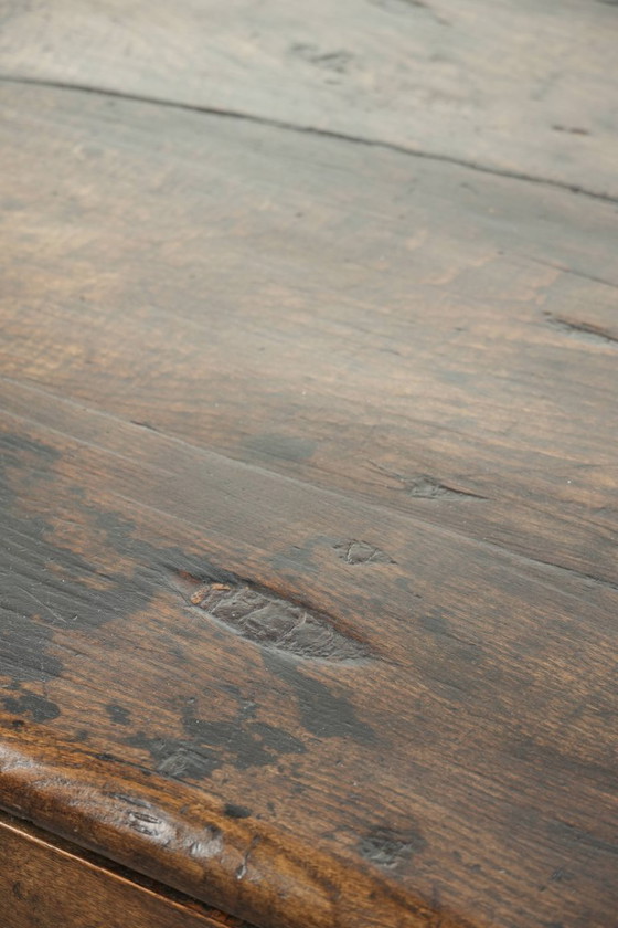 Image 1 of Großer antiker Couchtisch aus südeuropäischem Kastanienholz aus dem 18. Jahrhundert mit wunderschöner Patina