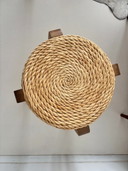 Sgabello scandinavo in giunco ​​di pino della metà del XX secolo