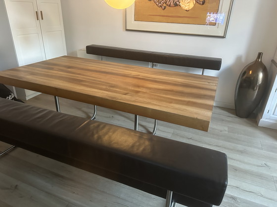 Image 1 of Gipsberger massief notenhouten tafel met 2 leren zitbanken