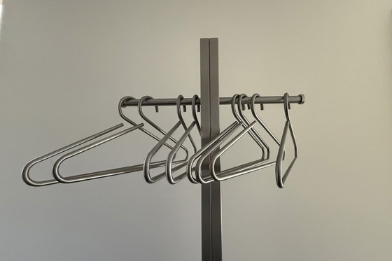 Image 1 of Porte-manteau autonome Cascando avec cintres