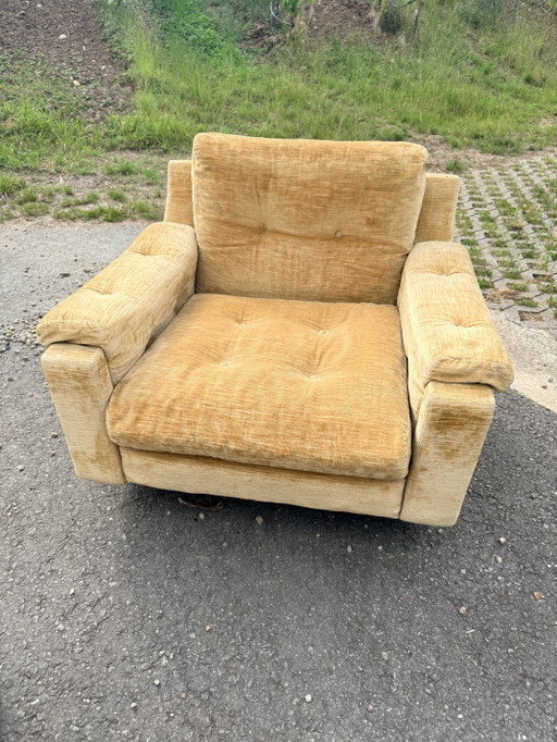 Extra grote fauteuil uit de jaren 70 in goudkleurig fluweel.