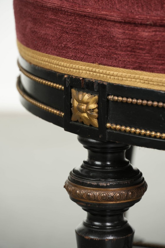 Antiker englischer Hocker mit rotem Stoffbezug und schwarzem Holzgestell mit goldfarbenen Details – Wood (photo 9 of 11)