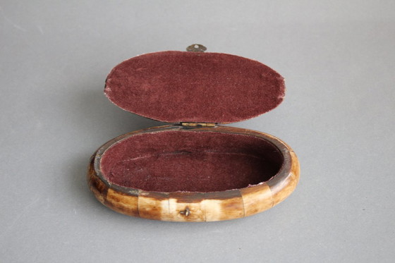 Image 1 of Portagioie vintage in corno o osso con decorazioni in ottone sul coperchio.