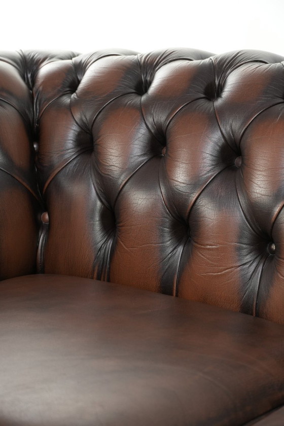Image 1 of Wunderschönes Chesterfield-Sofa im englischen Stil, 2-Sitzer aus Rindsleder in einem schönen, zeitlosen Braunton.
