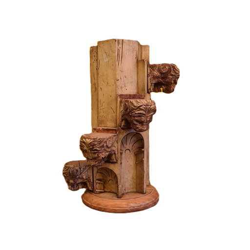Elemento in legno francese con teste di leone
